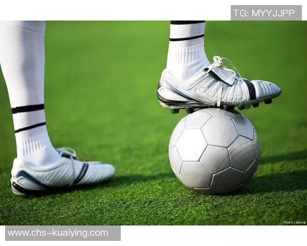 探索足球鞋的多样化选择与不同场地适用性分析 探索足球鞋的多样化选择与不同场地适用性分析